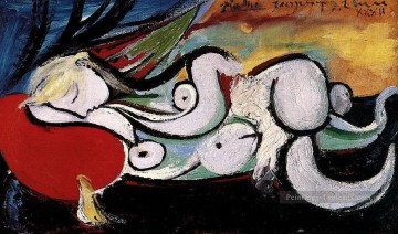  nude Peintre - Nude couche sur un coussin rouge Marie Therese Walter 1932 cubisme Pablo Picasso